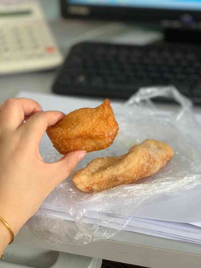 买锅贴吃,因为我说锅贴长得比桑汗好看～  这次办公室聊起江江的油饺