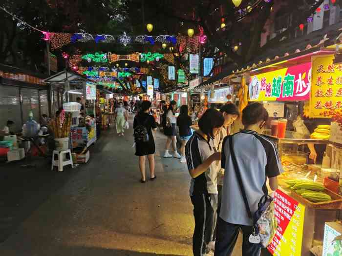 西关夜市街-"中山路夜市建立之前,南宁人主要去西关路