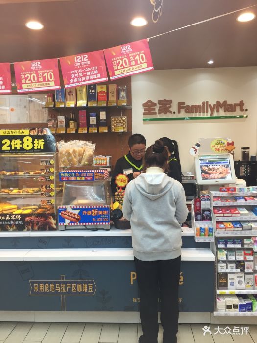 全家便利店(因果巷店)收银台图片