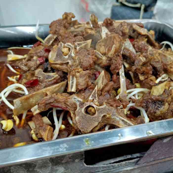 「羊蝎子红锅」这个锅分量真足,骨头上肉也很多,俩个干饭强人七闷饱