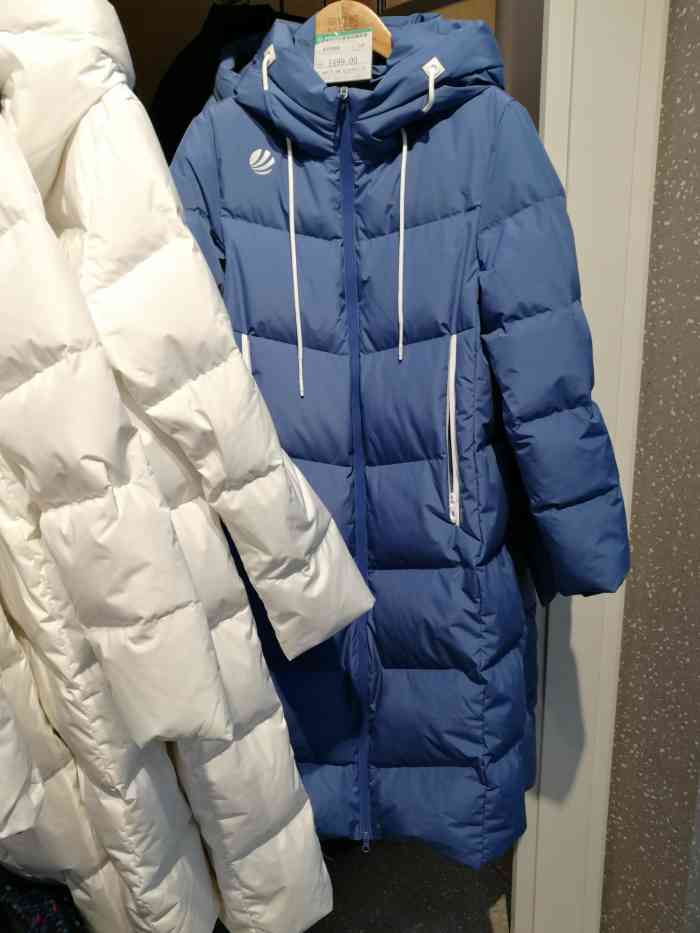 波司登(新街口商场店)-"波司登羽绒服在新街口百货店的面积很大,三.