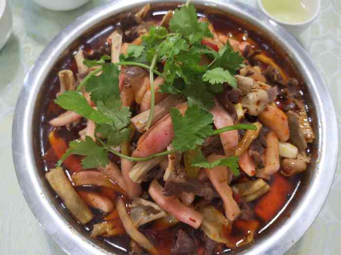 君临阁·酸萝卜鸡杂"菜份量比别的地方多,而且看起多干净了,服.