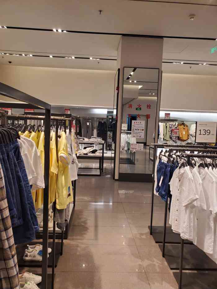 zara(淄博万象汇店)-"zara作为一个时尚快消服装品牌.