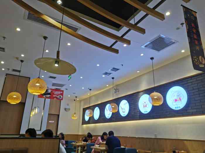 小六汤包(凯德御锦城店"今天我女朋友过生日,在周边转了转,觉着小.