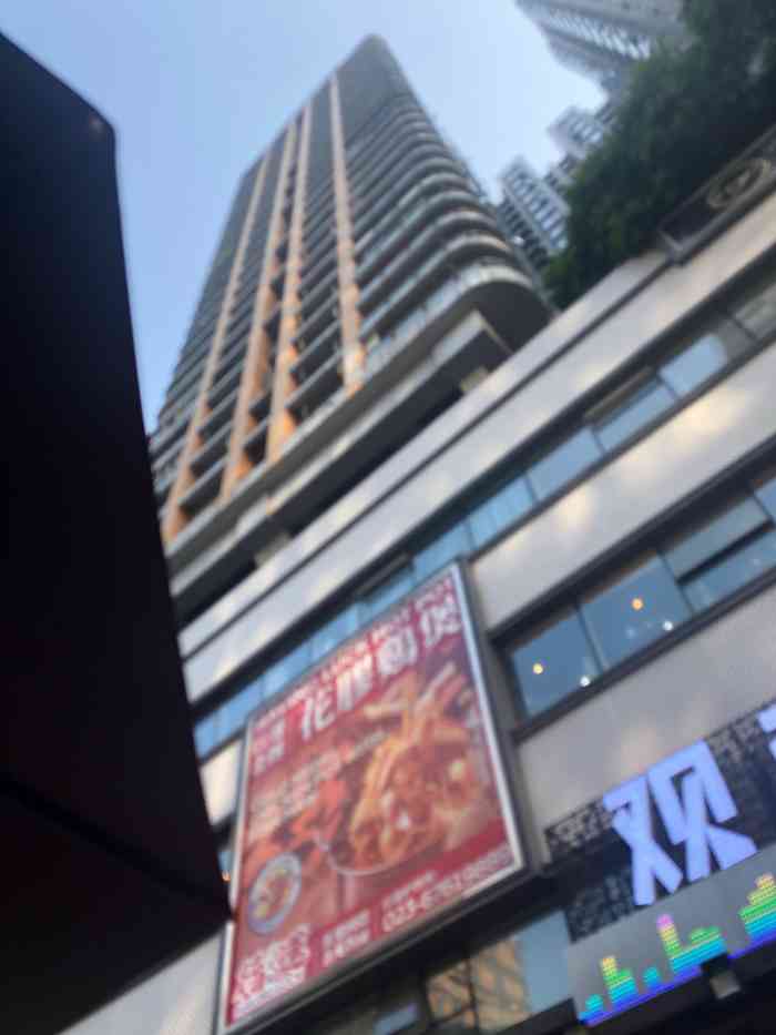 红鼎国际名苑-b座-"就在好吃街旁边,第一次来这边的话