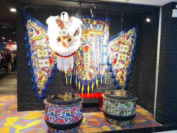 hea(国贸购物广场店)-"国潮风服装店,以醒狮为主题,了