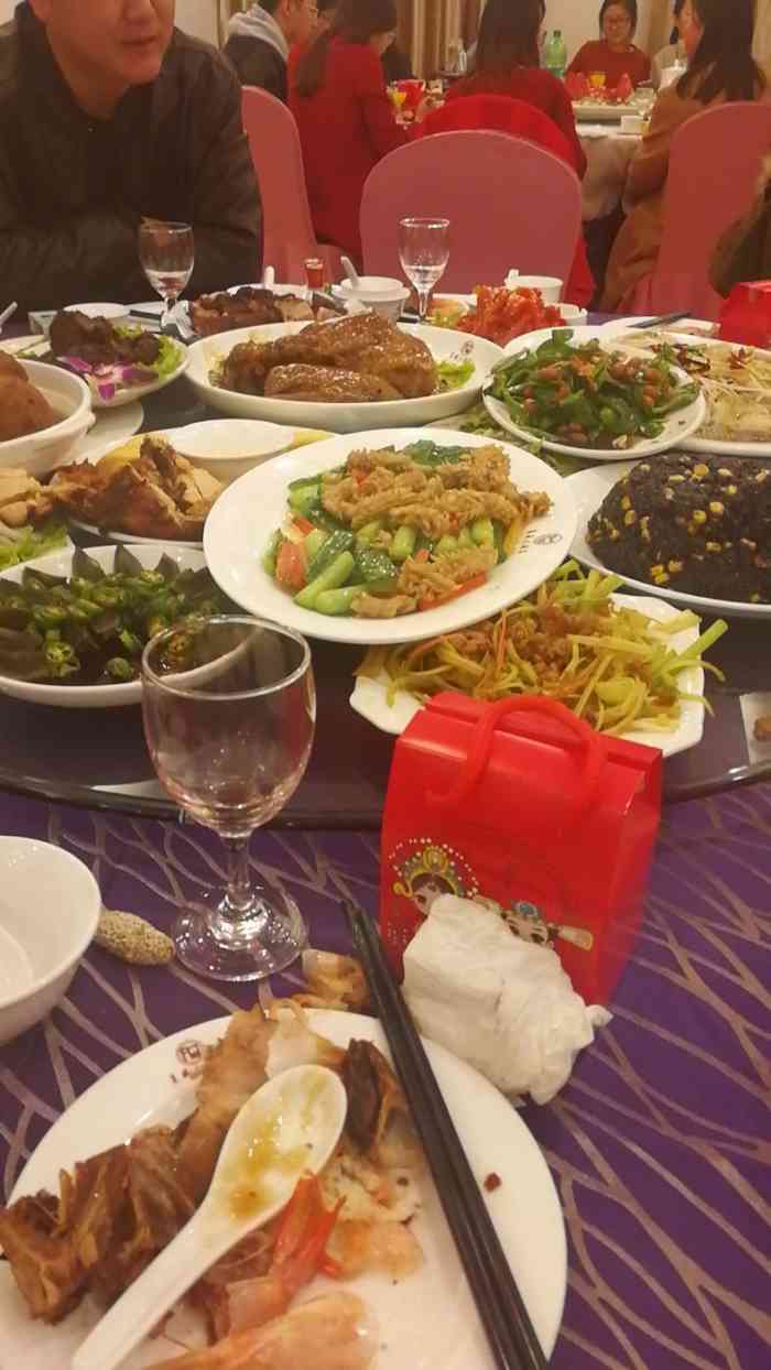 位置很好,一下飞机就可以吃饭!环境也不错!口味还行吧!