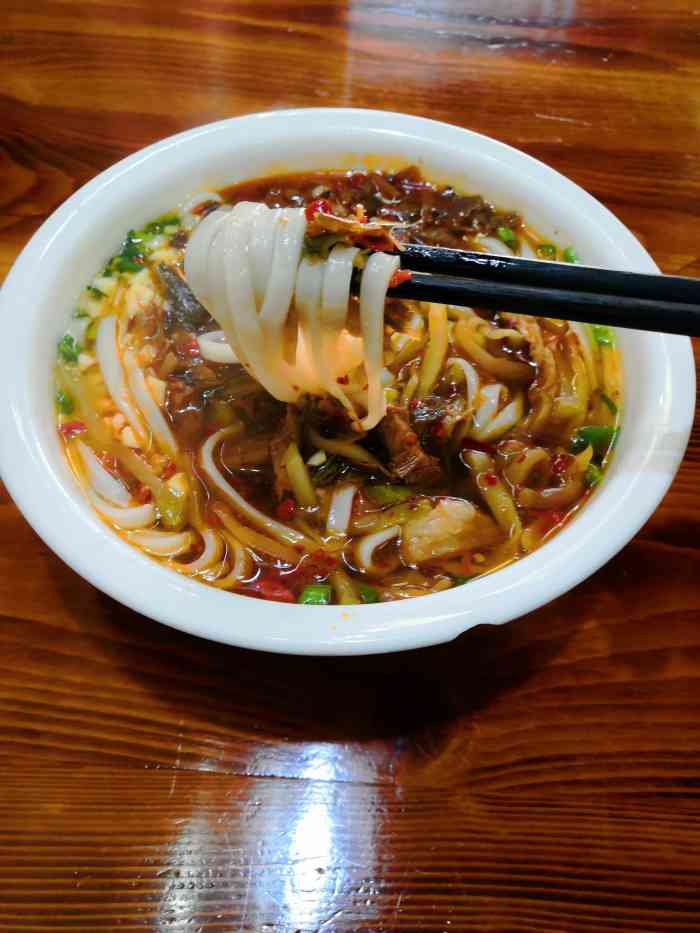 酱油,猪油,葱花,浇上高汤,煮好的米粉整齐的有序的入汤.