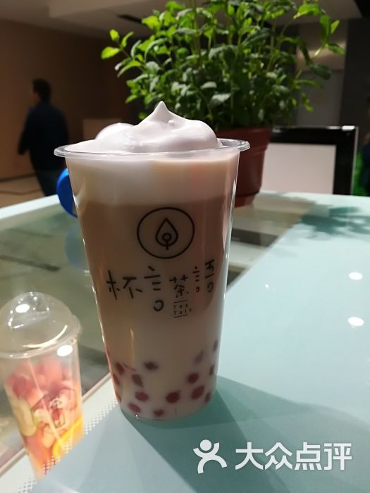 新开的奶茶店,看几个小美女在拍照片出于好奇,说是会摇的奶茶而且是用