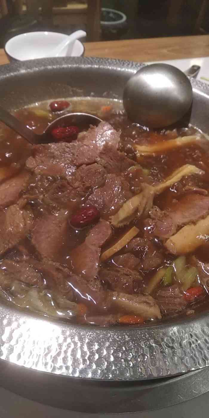 牛思福特色牛肉火锅(直销市场店"来的时候人比较多,一楼已经满座了