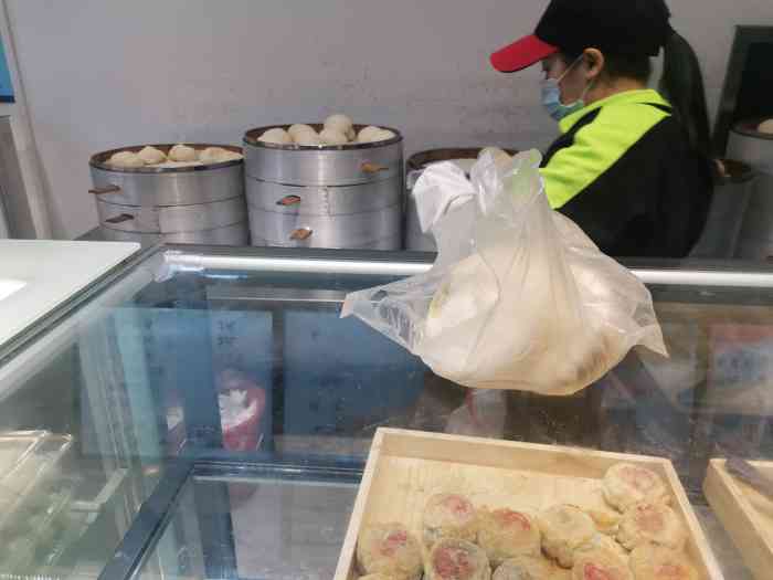 虹口区鲁迅公园内有一个包子铺每次走过路过均可看到许多人排队购买