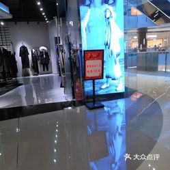 纳帕佳,这个品牌的女装在天津门店不算太多,鲁能城购物中心二层有这么