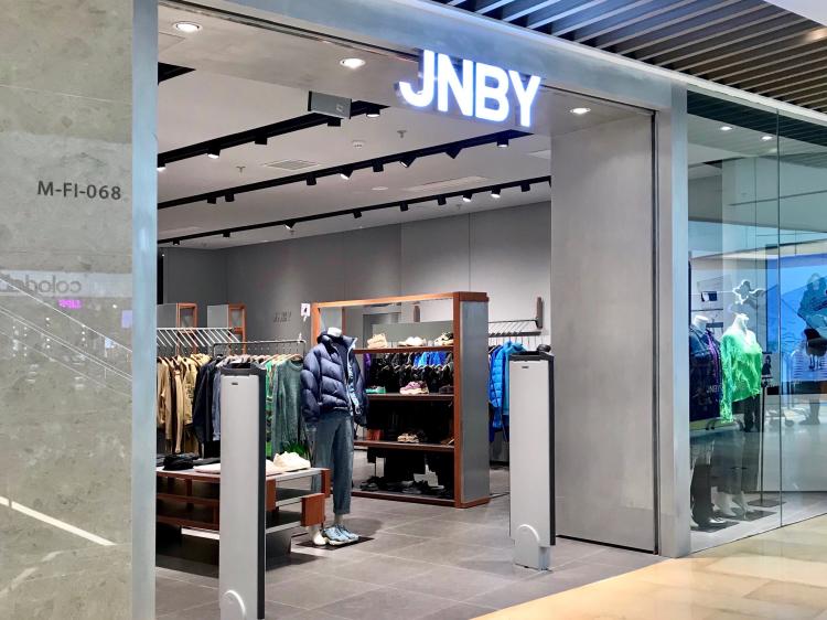 江南布衣冬季穿搭 宝杨宝龙广场的jnby门店比较小,但还是发现了心仪的