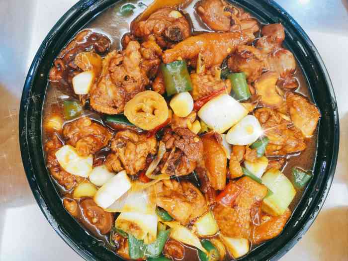 沂蒙山铁锅炒鸡大山走地鸡"菜品:是那种看起来就很有食欲的菜色,味道