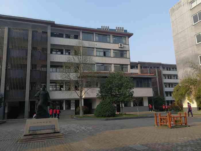 南菁高级中学-"在江阴龙定路上,是清末就建立的百年.