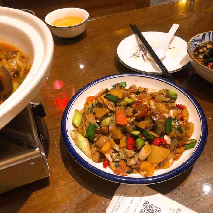 个人印象中的长沙菜是一盏灯那种非常咸辣的口味,但是红坊里的大碗厨