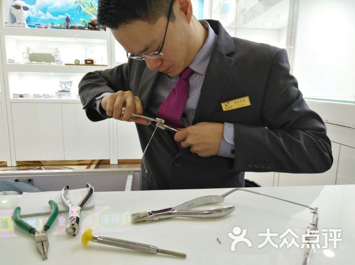 师傅正在精心为我修理眼镜架,工具都用了5种