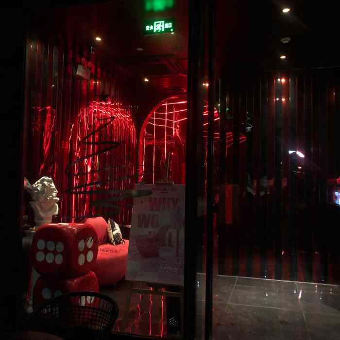 红hong club-"在这个加班的周五夜晚,想到long lo.