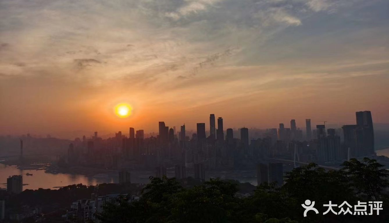 重庆南山一棵树观景台位于重庆市南岸区南山上