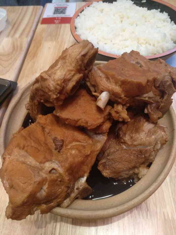 万和春排骨米饭(金鼎广场店)-"金狮满满的吃饭的,所有的都在排队.