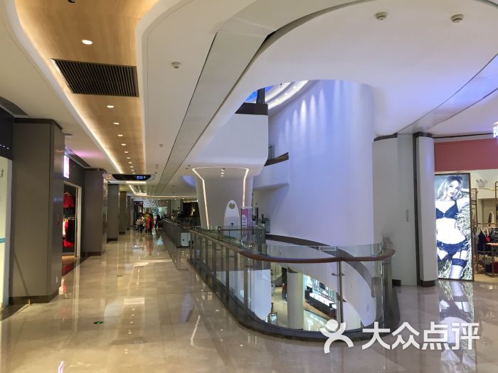 佐阾虹湾购物中心