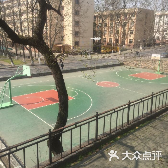 武汉理工大学马房山西苑篮球场图片 - 第2张