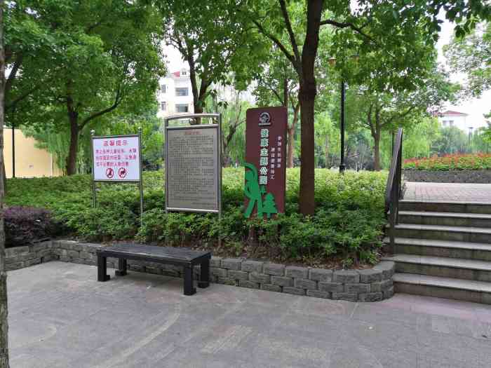 嘉川路小游园"改造好了,很不错.但是篮球场是锁着的.