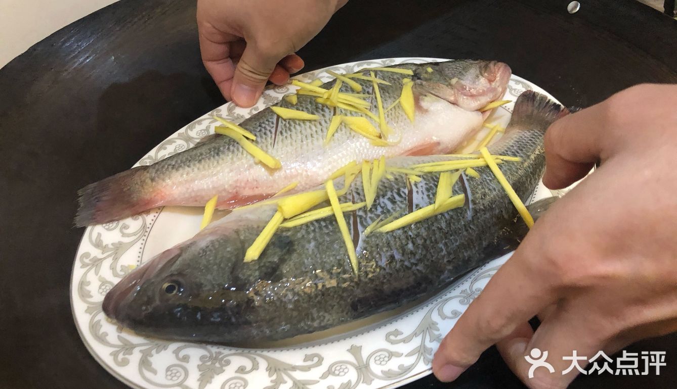 「蒜香蒸鲈鱼」|鲈鱼肉嫩刺少,绝对是老少皆宜!