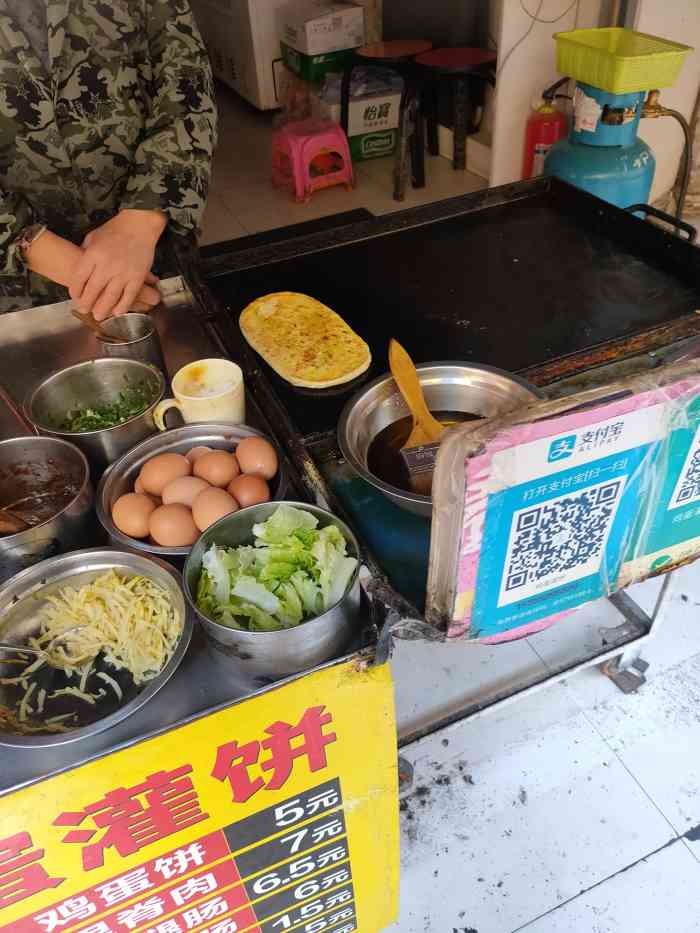 「红星鸡蛋灌饼」最早是从小车开始卖的鸡蛋灌饼