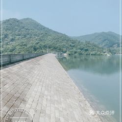 镇海区九龙湖镇汶溪村境内,我们开车去秦山村路过水库大坝特意停车