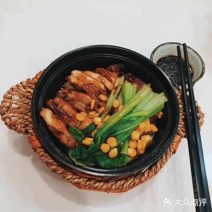 鸡腿牛肉双拼煲仔饭