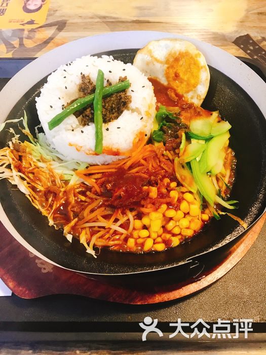 韩式传统铁板拌饭