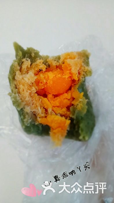 咸蛋黄肉松松子青团