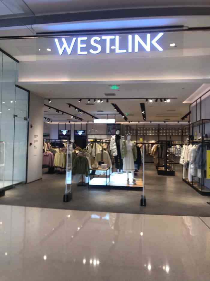 westlink-"就位于悠方门口一家比较醒目的服装品牌店w