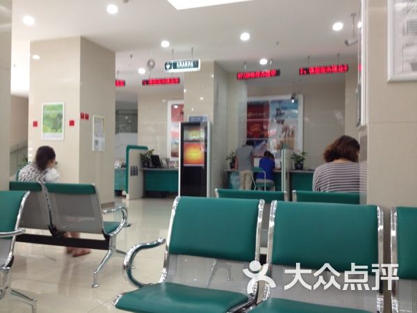 在农业银行的卡在镇上办的,存定期,到期后去县