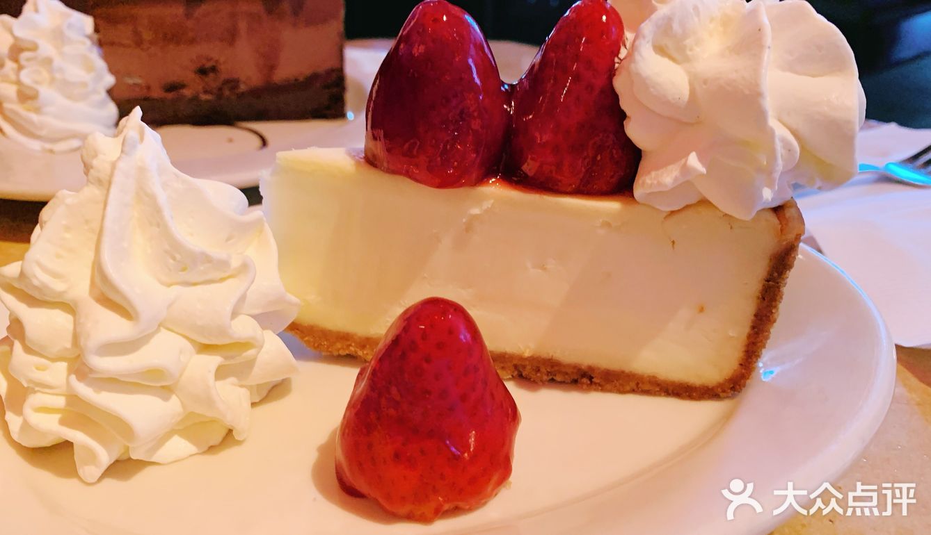 the cheesecake factory 芝乐坊餐厅只靠鲜草莓芝士蛋糕,红丝绒芝士