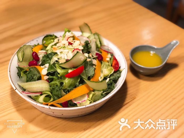 山外餐厅:环境尚可。服务员经验不足,但较.北京