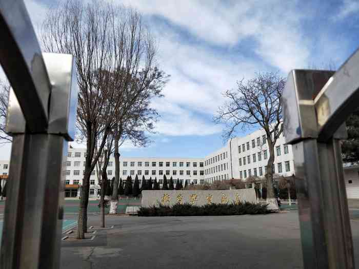 阜新实验中学"实验中学是全市最好的重点中学,学苗质量好.