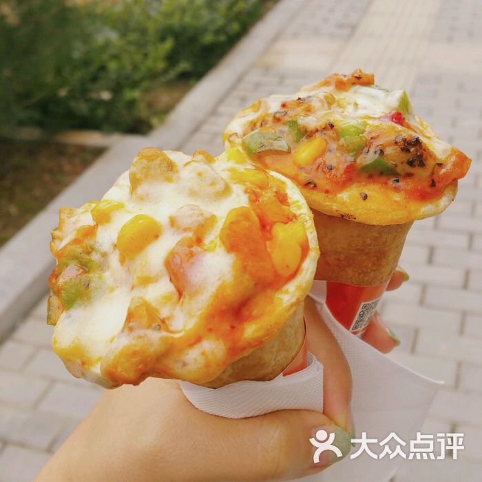 手握比萨