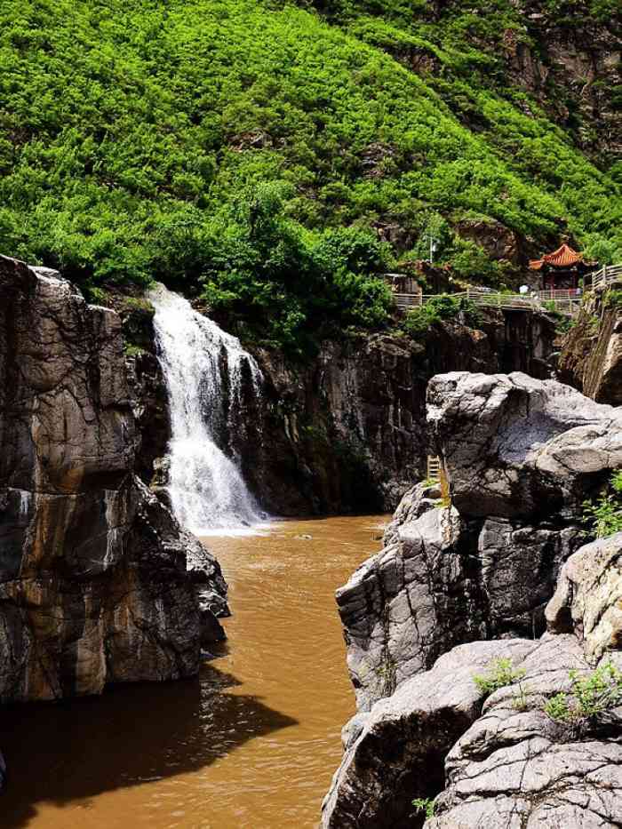 百里山水画廊乌龙峡谷"可以说是一个地质相关的景区,这个景区分为.