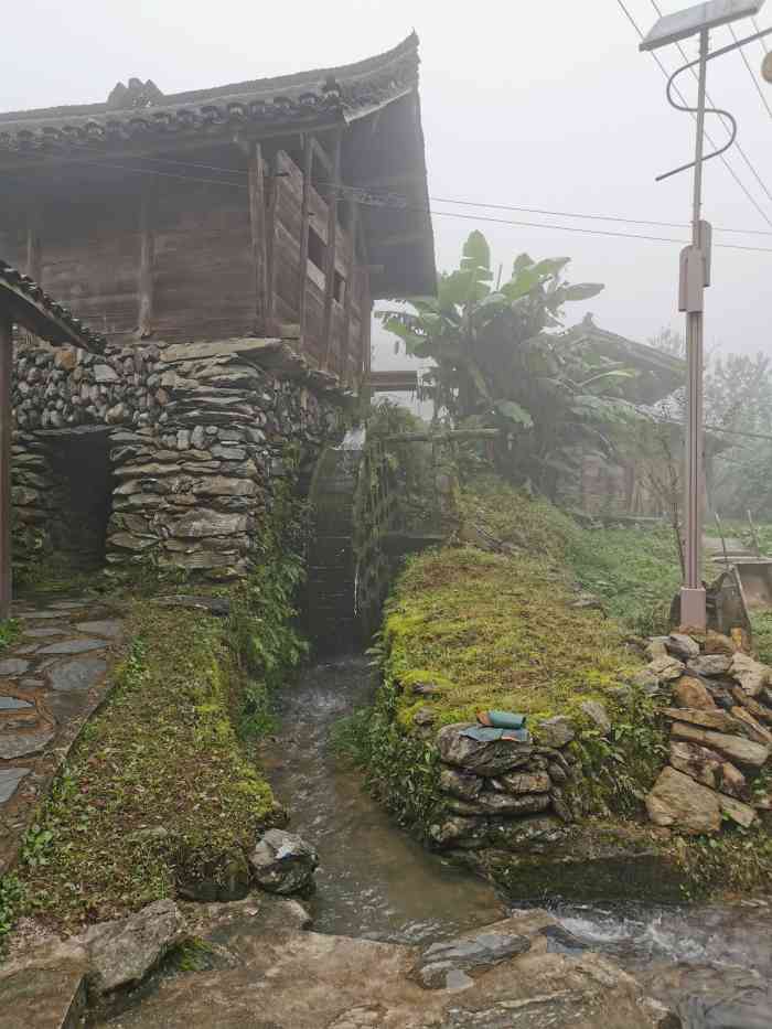 雷山县的乌东村不如西江苗寨那么有名,当然那就意味着游客人少