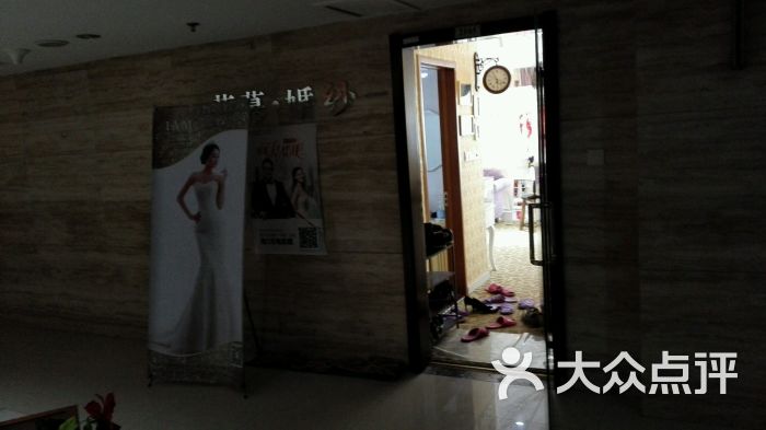 婚纱连锁店_婚纱情侣头像(2)