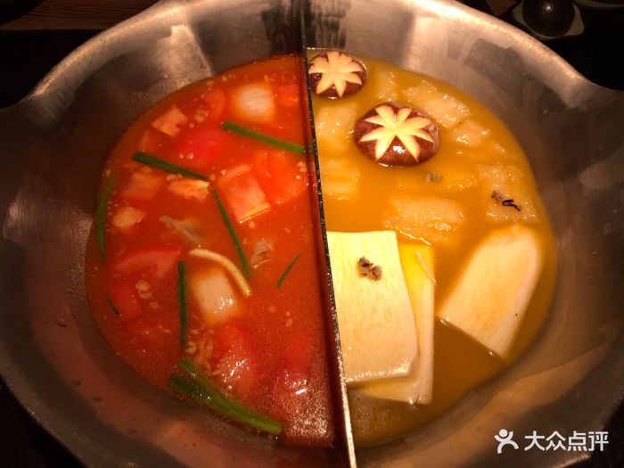 凑凑火锅·茶憩(合生汇店)双拼花胶锅和番茄牛膝骨锅图片
