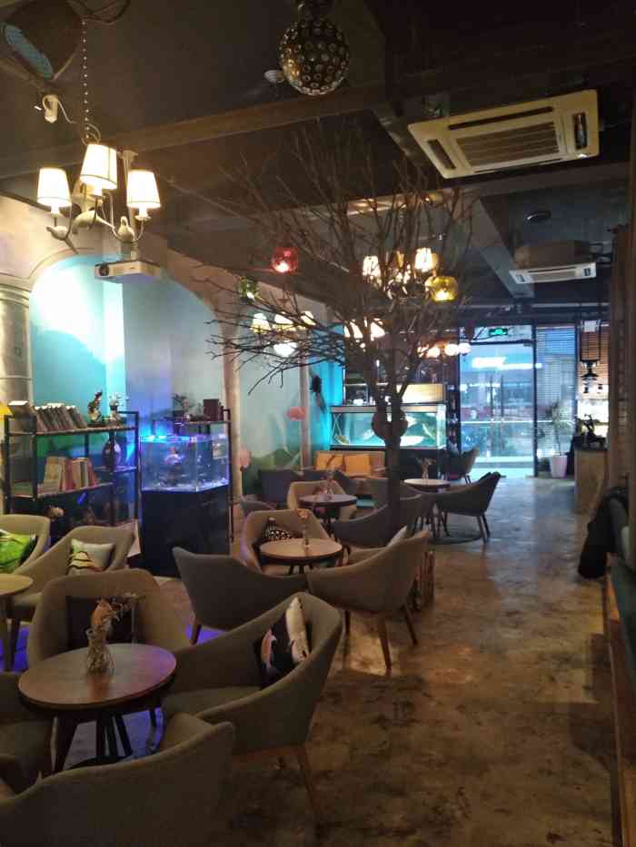 木子里小酒馆-"到店给人感觉装修自然,随和.灯饰很赞,着.