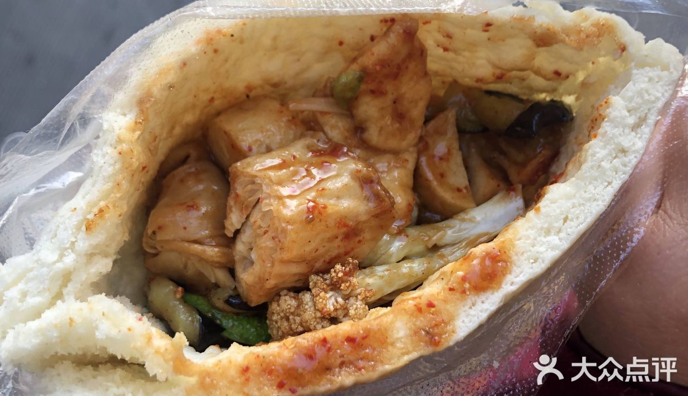 里面加的是炸串和酱汁有点像小时候吃过的烧饼夹菜