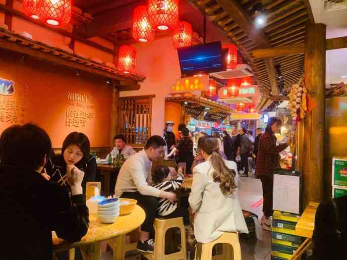 阿耐61百年福鼎猪头肉(海口路总店[薄荷]环境:人比较密集的,风格