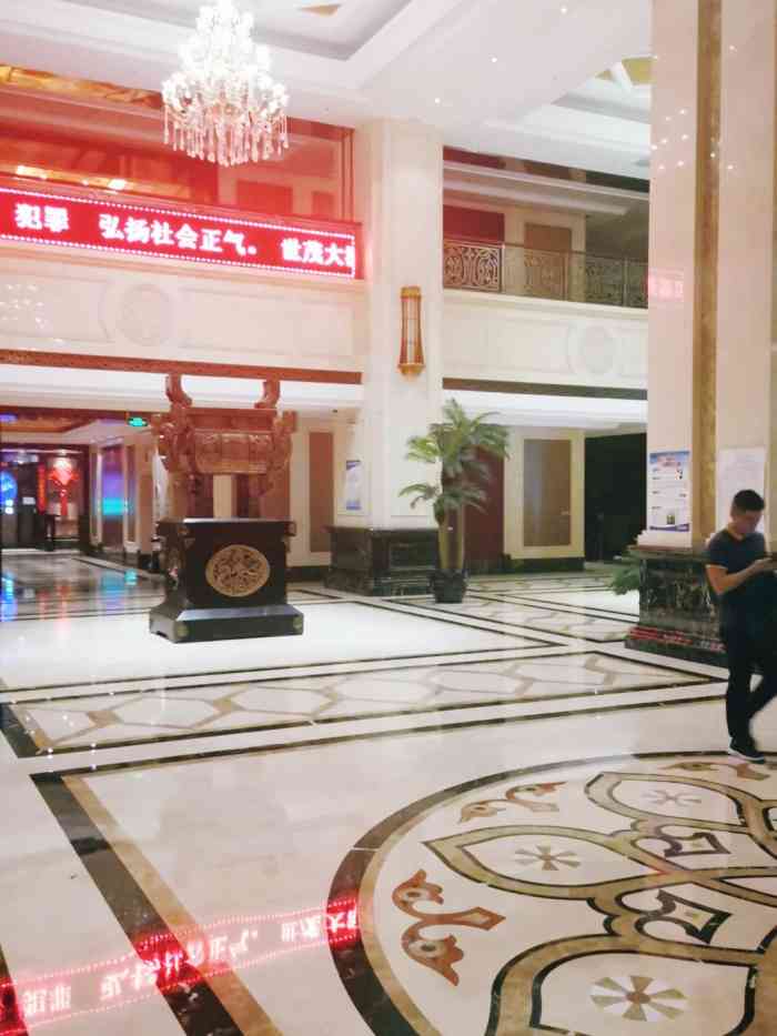 世茂大酒店-"酒店地处包头市的市中心,步行几分钟就有