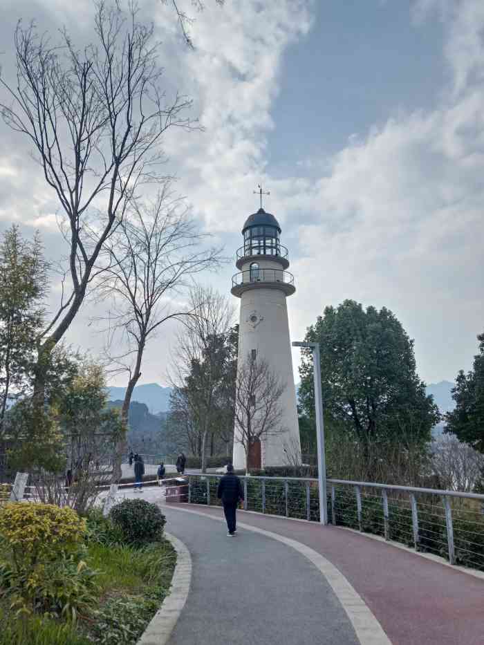 金海湾滨江公园-"这是一个免费的公园,停车可以停在路边,交.