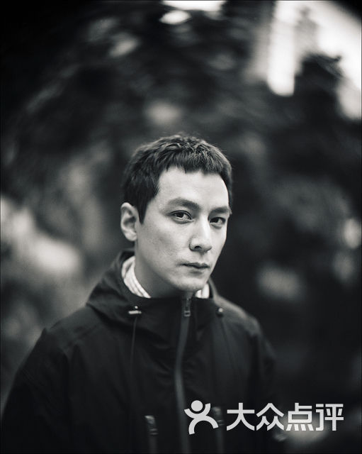 吴彦祖照镜子头像_头像大全