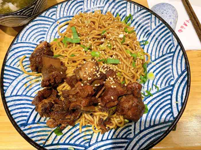 拌面」小排 面本身就吼吼吃哦 应该是秘制酱料超好吃吧 小排就是排骨